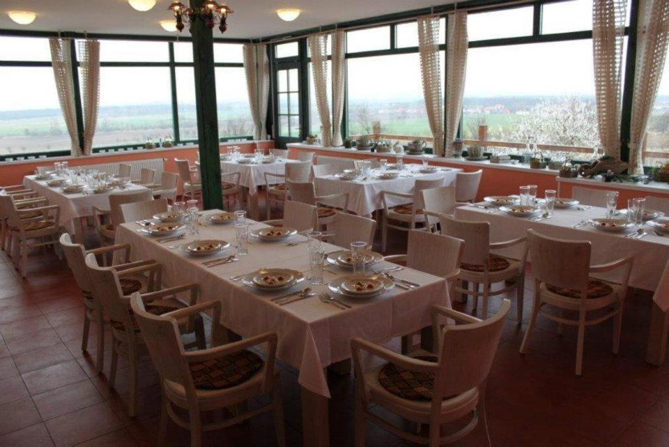 Hotel Vinohrad Milotice 외부 사진